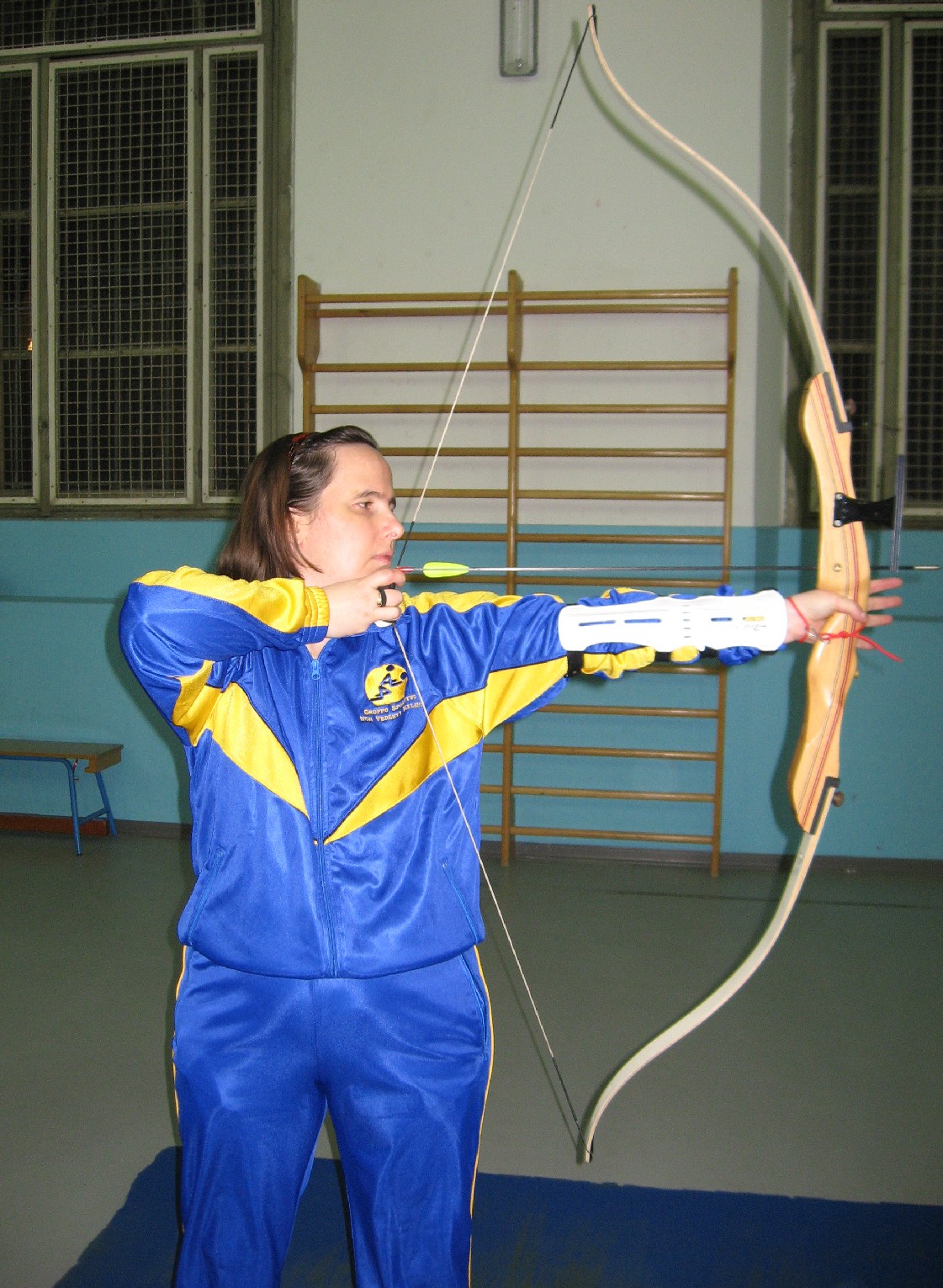 L'atleta tende l'arco... con la sua presa ferma e sicura, volge la freccia al bersaglio, pronto a scoccare un colpo veloce e preciso!